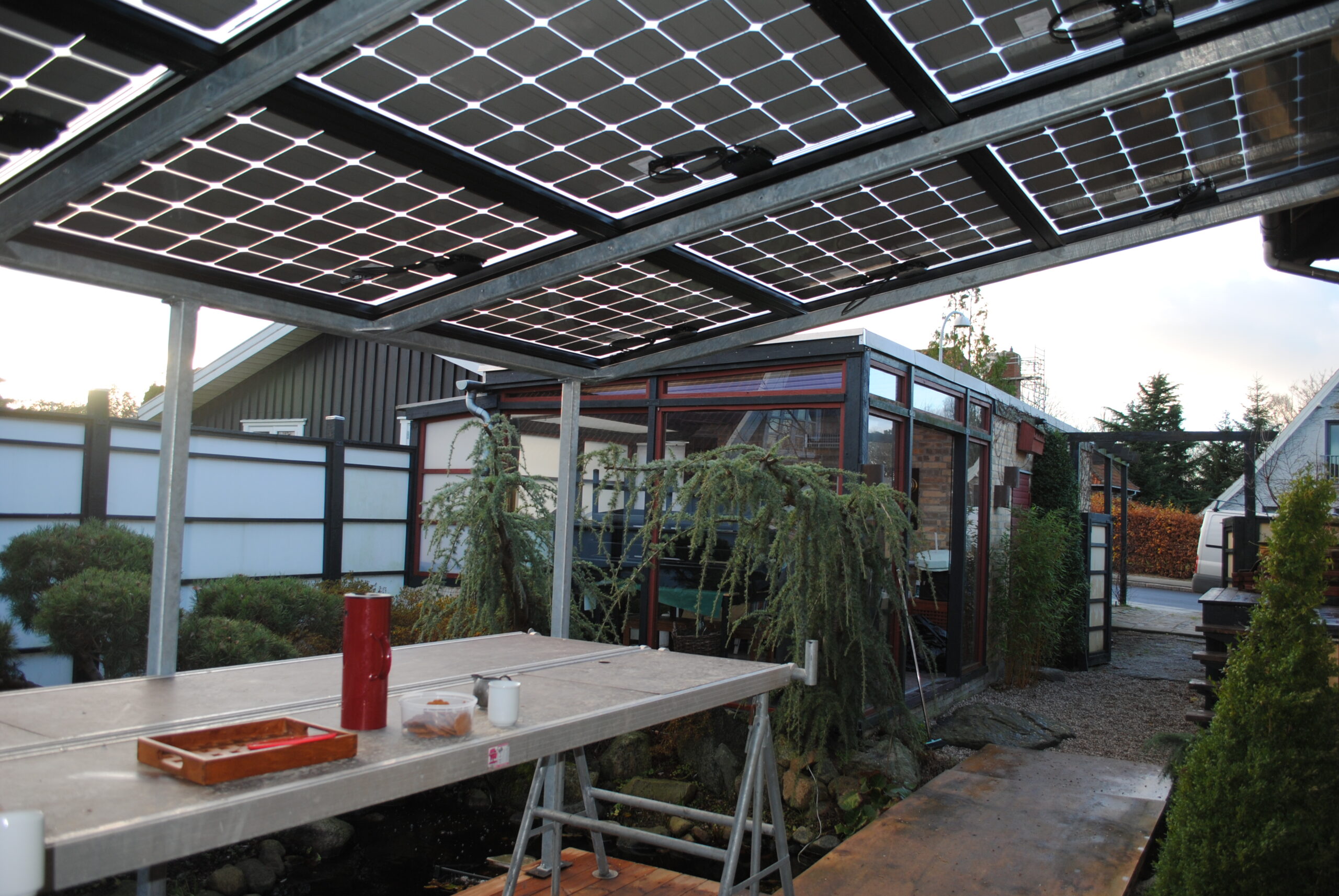 Solafskærmning på terrasse med solceller