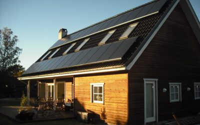 Solceller vises her på taget af villa